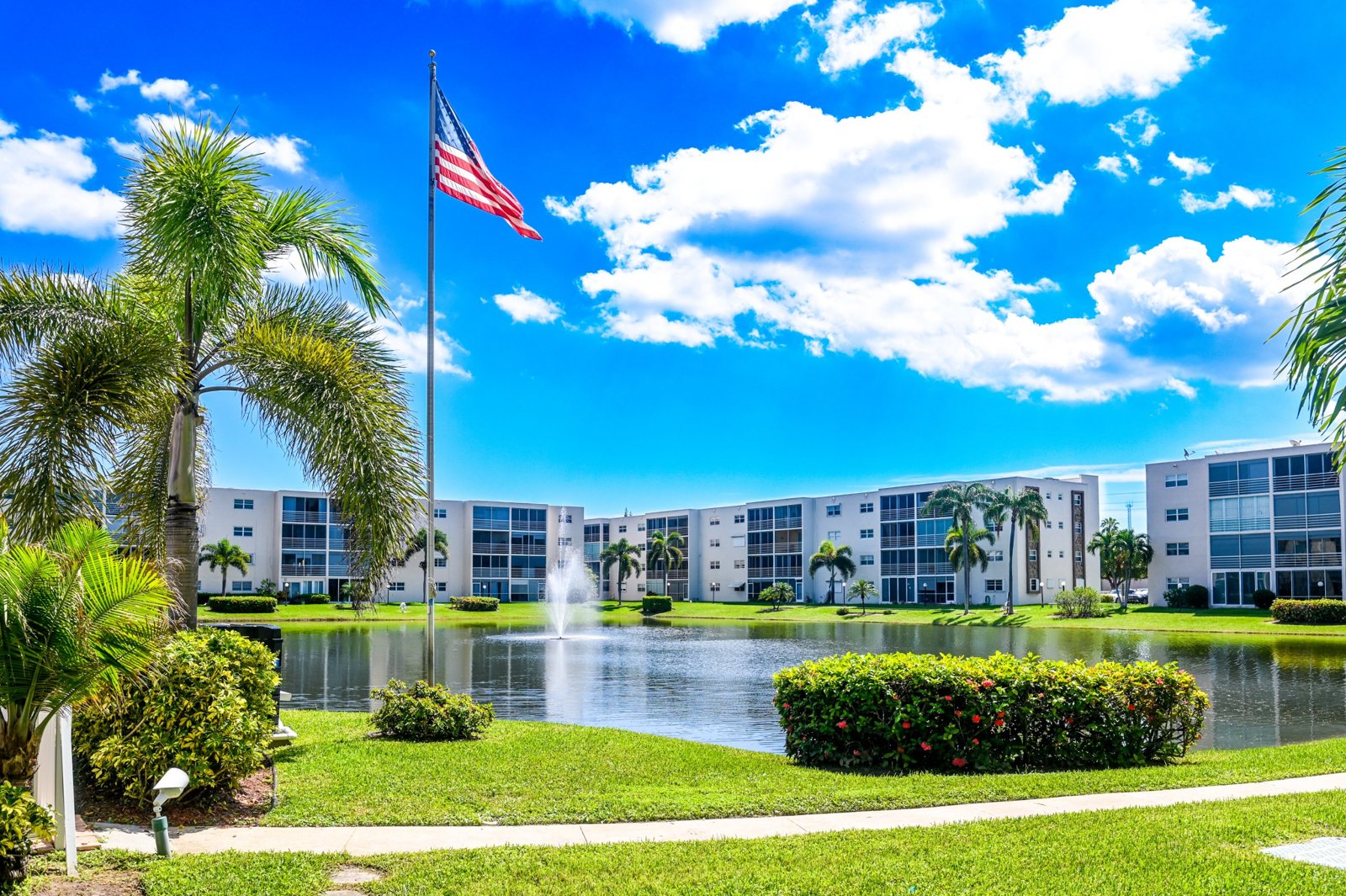 Lake, fountain, and flag pole in the Meadowbrook Lakes community